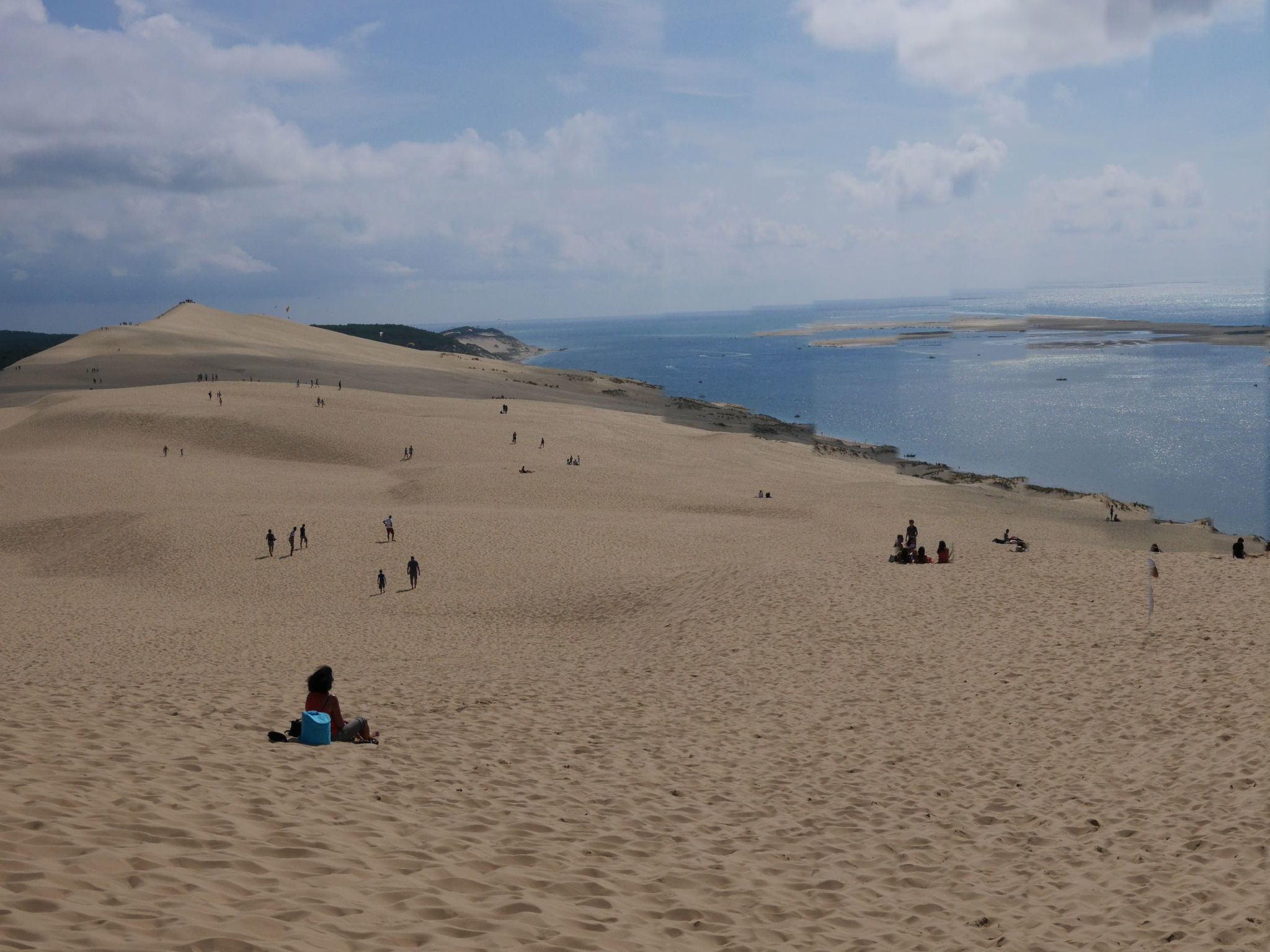 Schloss mit Überlaufpool an der Dordogne-Binnen