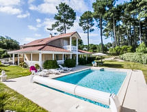 Vrijstaande villa aan golfbaan met privézwembad, op 2,5 km van het strand - thumbnail 1