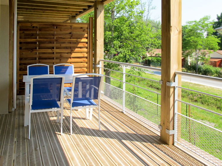 Search and Stay destination Hourtin, Nouvelle-Aquitaine - France from AU$ 96. Le Petit Pont (HUT300)