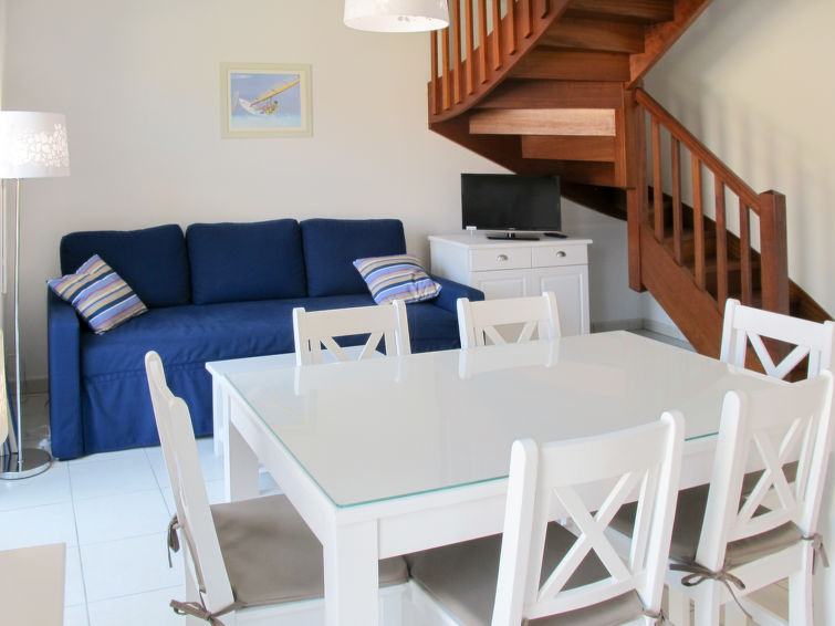 Search and Stay destination Hourtin, Nouvelle-Aquitaine - France from AU$ 125. Le Petit Pont (HUT302)