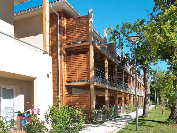 Centraal gelegen appartement in Hourtin met zwembad en wellness in Hourtin