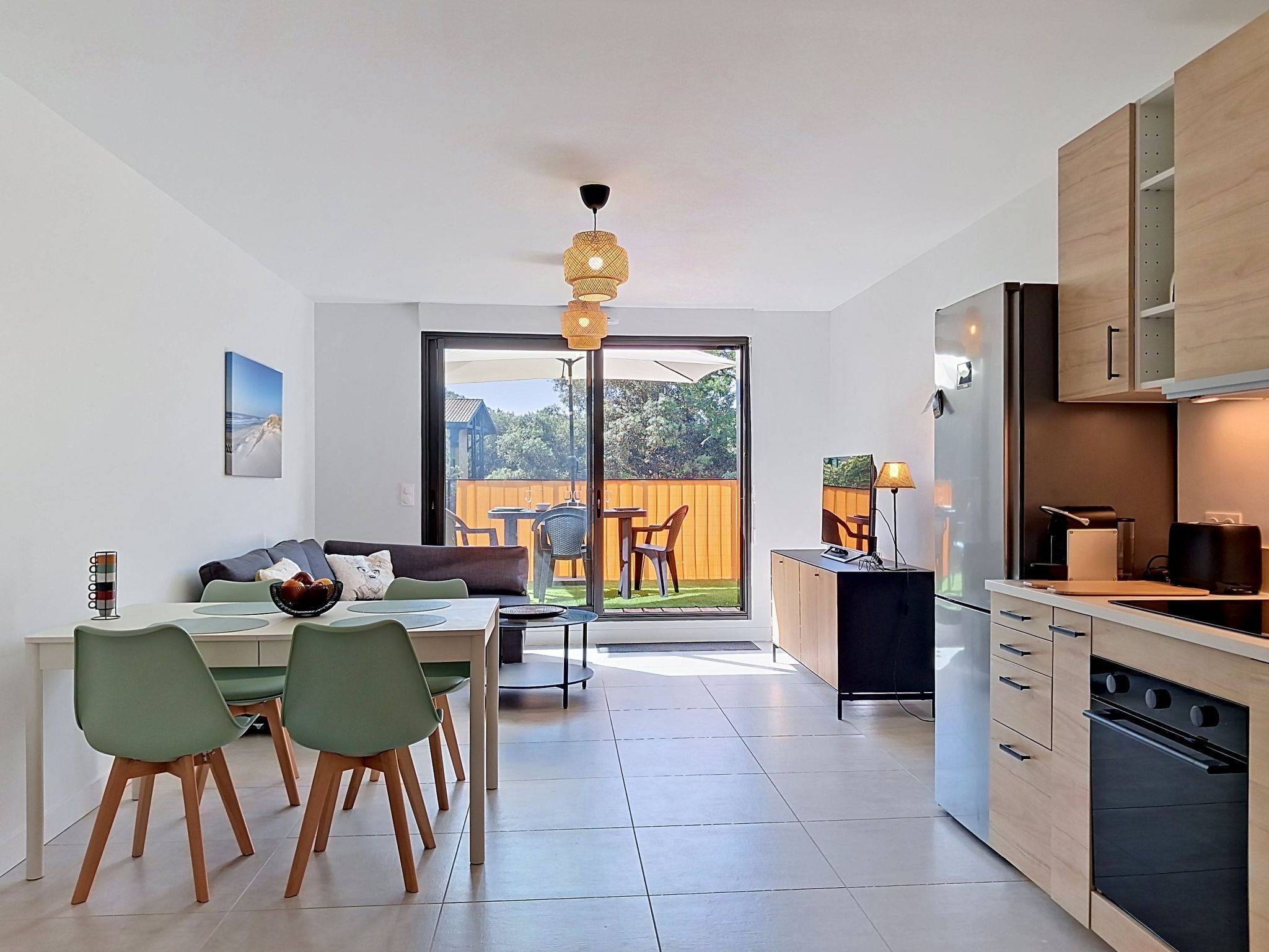 " Résidences du Lac", appartement 2-kamers 47 m2 op de 1e verdieping, op het zuidoosten gelegen. Zeer mooi en modern ingericht: groot woon-/eetkamer met panoramavenster met 1 2-pers divanbed (1 x 140..