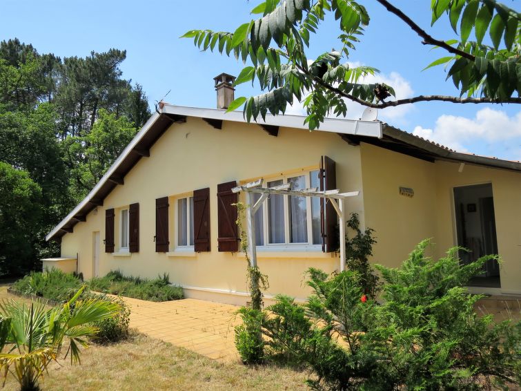 Search and Stay destination Andernos-les-Bains, Nouvelle-Aquitaine - France from AU$ 279. Les Hirondelles