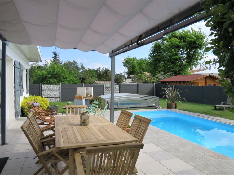 Search and Stay destination Andernos-les-Bains, Nouvelle-Aquitaine - France from AU$ 669. Villa Camélia