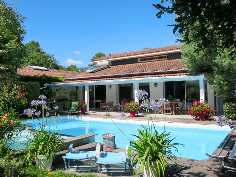 Search and Stay destination Andernos-les-Bains, Nouvelle-Aquitaine - France from AU$ 630. Villa Katy