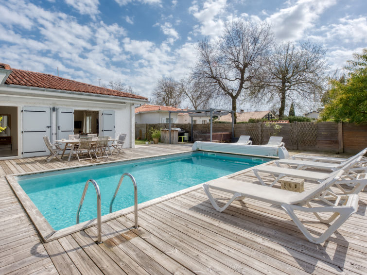 Search and Stay destination Andernos-les-Bains, Nouvelle-Aquitaine - France from AU$ 743. Andernos Bassin