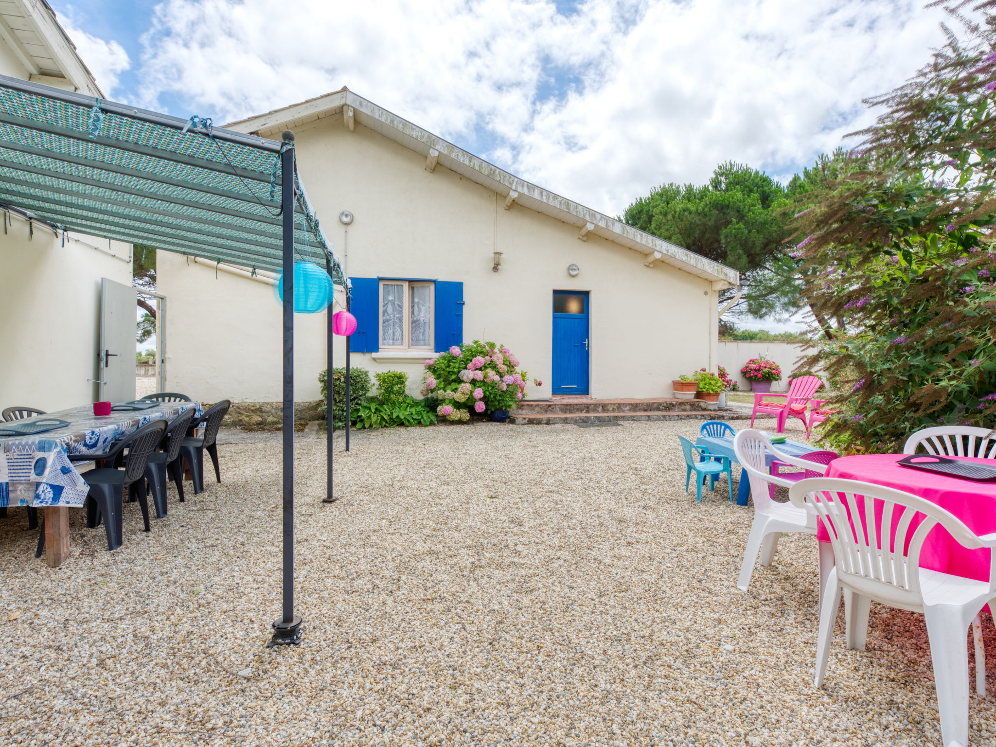 "Pontac-Gadet 2", halfvrijstaand huis 3-kamers 70 m2. Doelmatig ingericht: woon-/slaapkamer met 1 2-pers bed (140 cm, lengte 190 cm), Sat-TV. 2 kamers, elke kamer heeft 1 2-pers bed (140 cm, lengte 19..