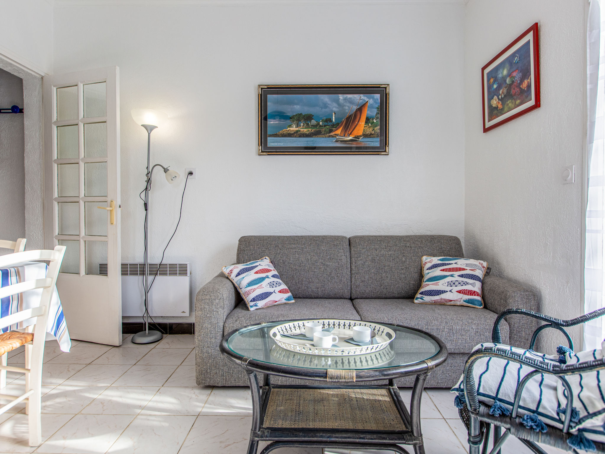 Appartement 2-kamers 28 m2, op het zuidwesten gelegen. Woon-/eetkamer met 1 divanbed (130 cm, lengte 190 cm), TV (Flatscreen TV). Uitgang naar het terras. 1 kamer met 1 2-pers bed (140 cm, lengte 190 ..