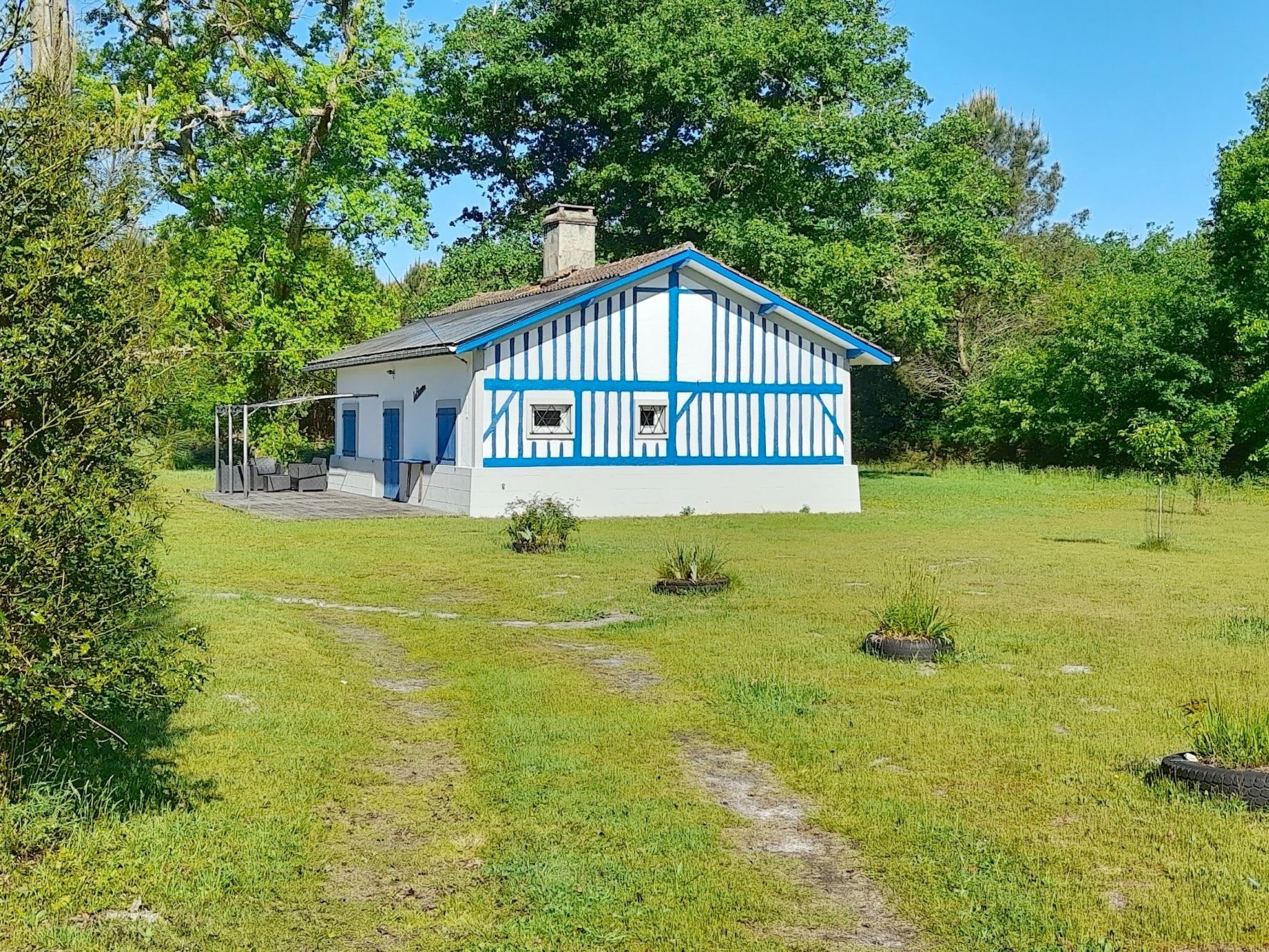Großes Ferienhaus in Mézos mit Großer Terrasse