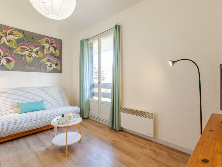 Appartement 2-kamers 32 m2 op de 1e verdieping. Woon-/eetkamer met 1 divanbed (130 cm, lengte 190 cm), TV (Flatscreen TV). 1 kamer met 1 2-pers bed (140 cm, lengte 190 cm). Open keuken (afwasmachine, ..