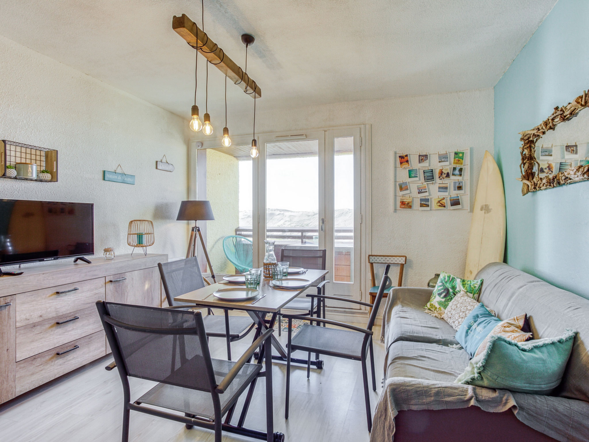 Appartement 1-kamer 30 m2 op de 4e verdieping. Het objekt is geschikt voor 2 volwassenen + 2 kinderen. Doelmatig en comfortabel ingericht: woon-/eetkamer met 1 2-pers divanbed (140 cm, lengte 190 cm),..