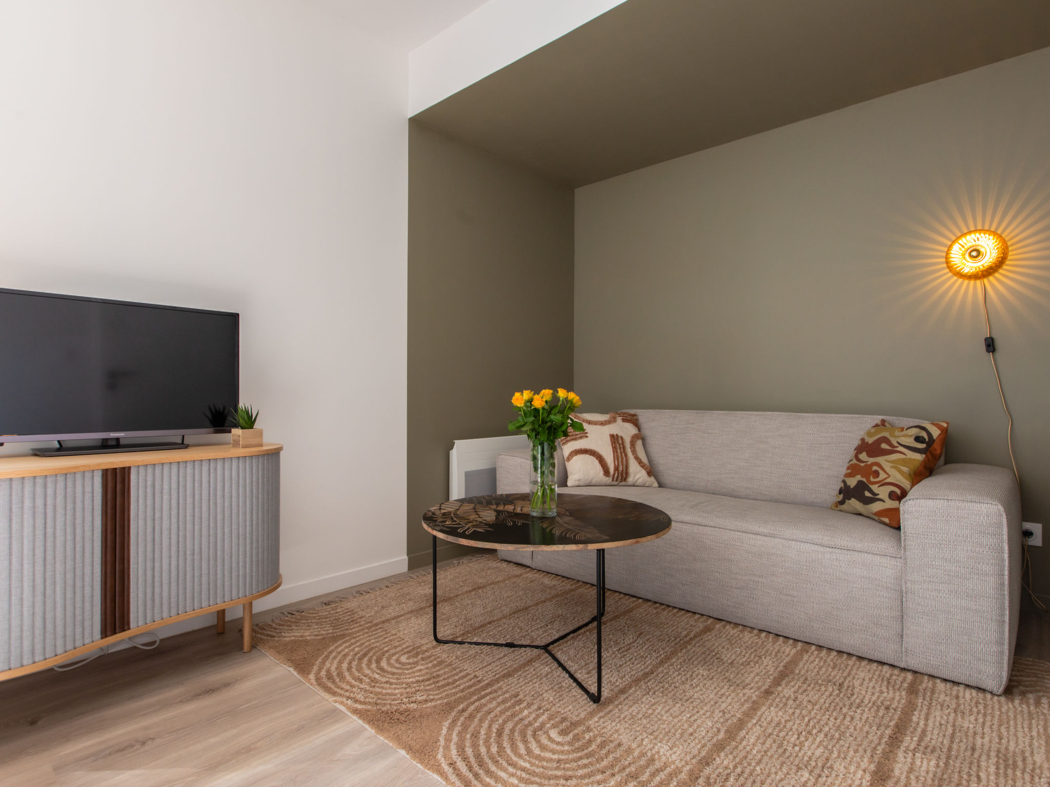 Appartement 2-kamers 32 m2, op verhoogde begane grond. Modern en gezellig ingericht: woon-/eetkamer met TV (Flatscreen TV). Uitgang naar het terras. 1 kamer met 1 2-pers bed (140 cm, lengte 190 cm). O..