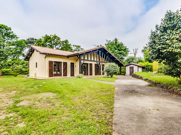 Huis 4-kamers 91 m2. Comfortabel en rustiek ingericht: woon-/eetkamer met TV (Flatscreen TV). 1 kamer met 1 2-pers bed (160 cm, lengte 190 cm). 1 kamer met 2 bedden (90 cm, lengte 190 cm). 1 kamer met..