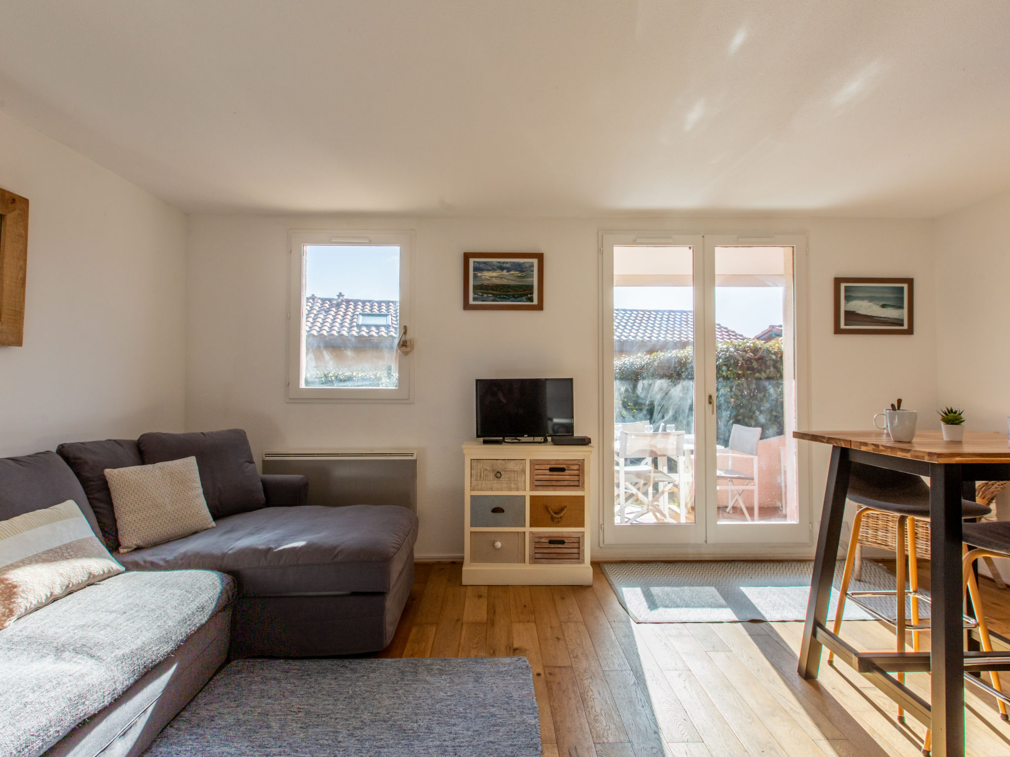 Appartement 2-kamers 40 m2, op de begane grond, op het oosten gelegen. Comfortabel en mooi ingericht: woon-/eetkamer met 1 divanbed (140 cm, lengte 200 cm), TV (Flatscreen TV). Uitgang naar het terras..