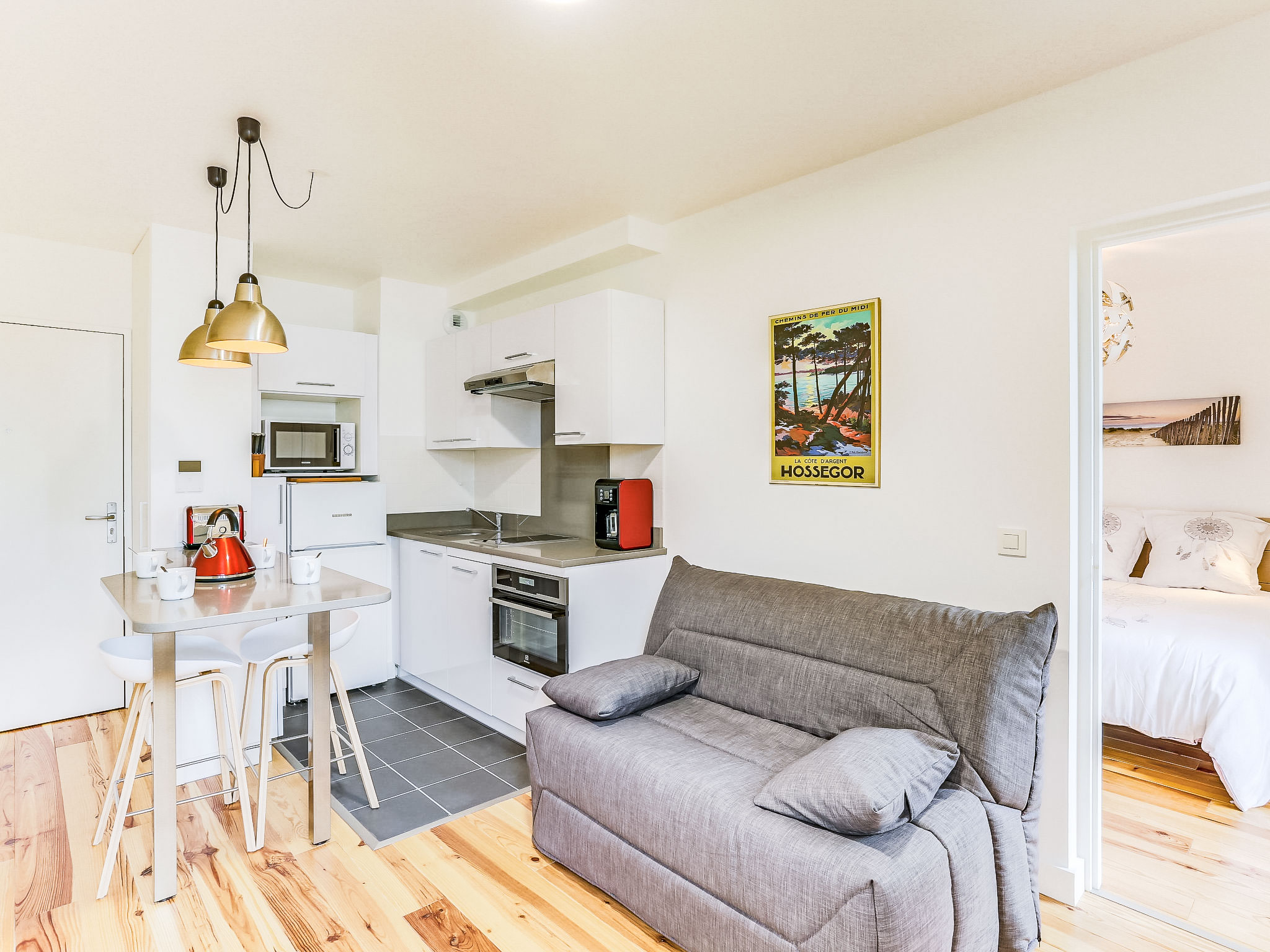 Appartement 2-kamers 30 m2 op de 2e verdieping. Comfortabel en mooi ingericht: woon-/eetkamer met 1 divanbed (120 cm, lengte 190 cm), TV (Flatscreen TV). Uitgang naar het balkon. 1 kamer met 1 2-pers ..