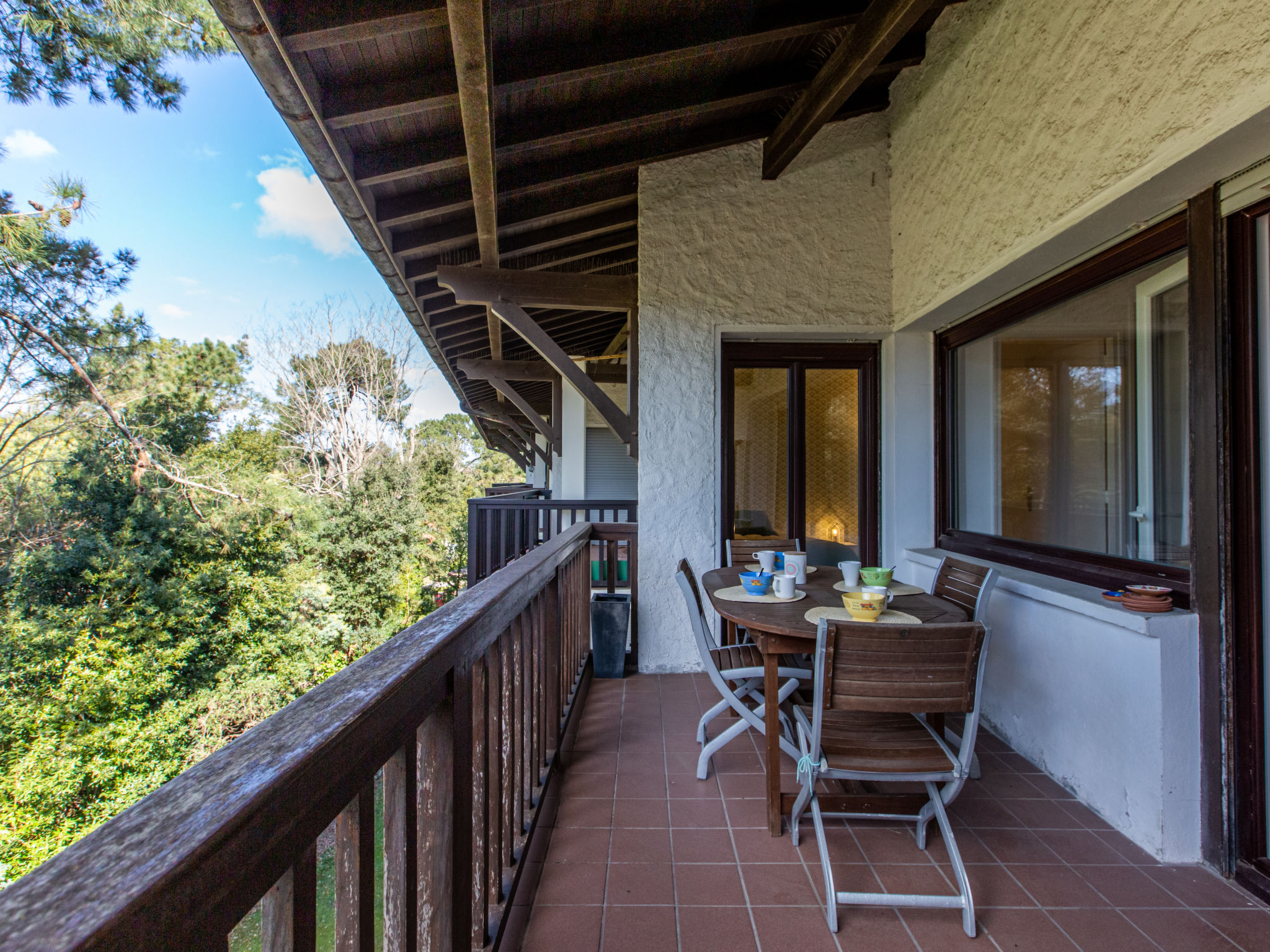 Appartement 3-kamers 58 m2. Comfortabel en mooi ingericht: eetkamer met TV (Flatscreen TV). Uitgang naar het terras. 1 kamer met 1 2-pers bed (140 cm, lengte 190 cm), douche. Uitgang naar het terras. ..