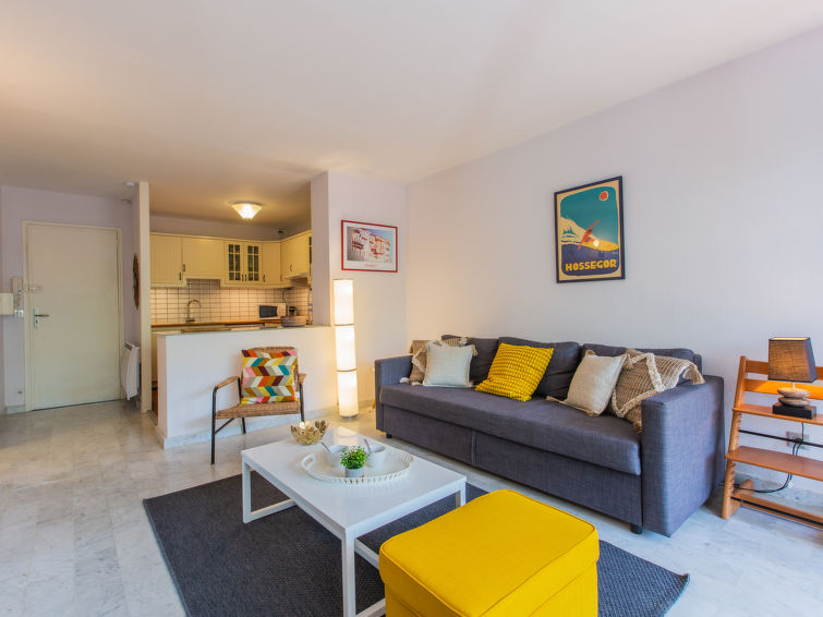 Appartement 3-kamers 55 m2 op de 2e verdieping. Comfortabel en mooi ingericht: woon-/eetkamer met TV (Flatscreen TV). Uitgang naar het terras. 1 kamer met 1 2-pers bed (140 cm, lengte 190 cm). 1 kamer..