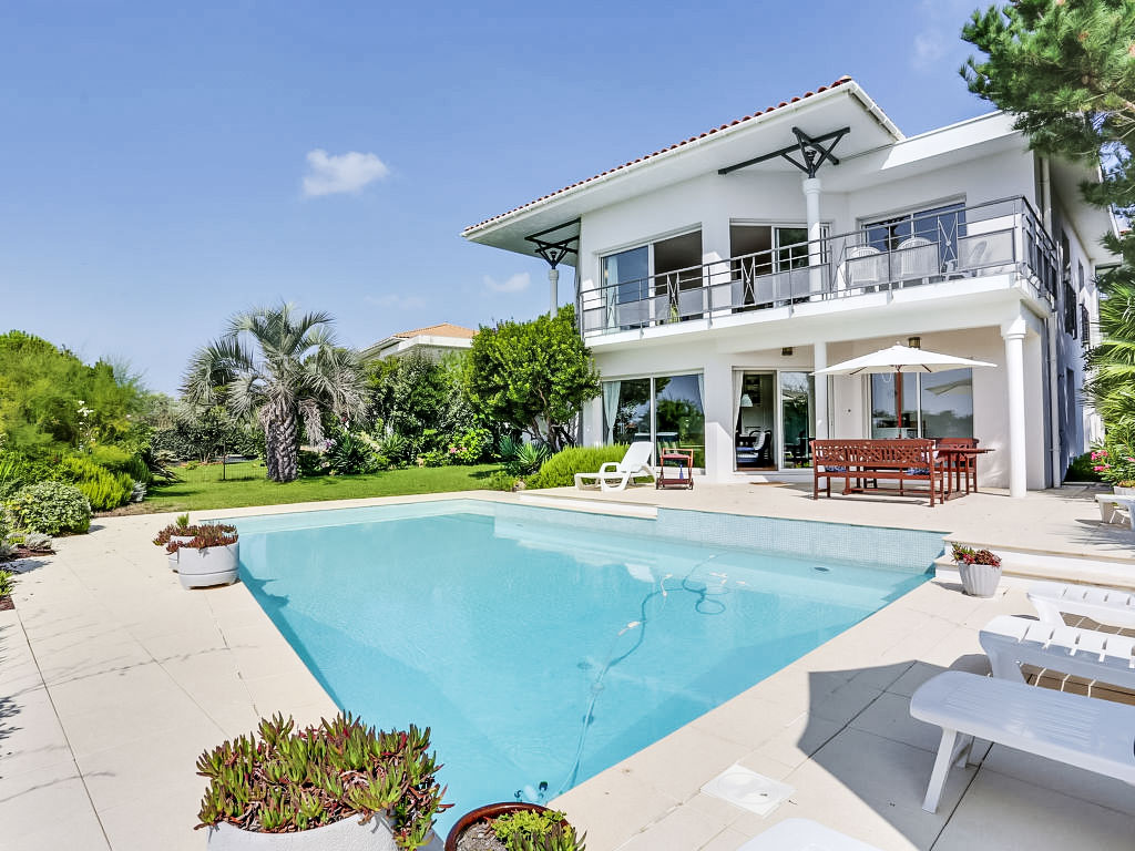 Ramond — Pool Outdoor