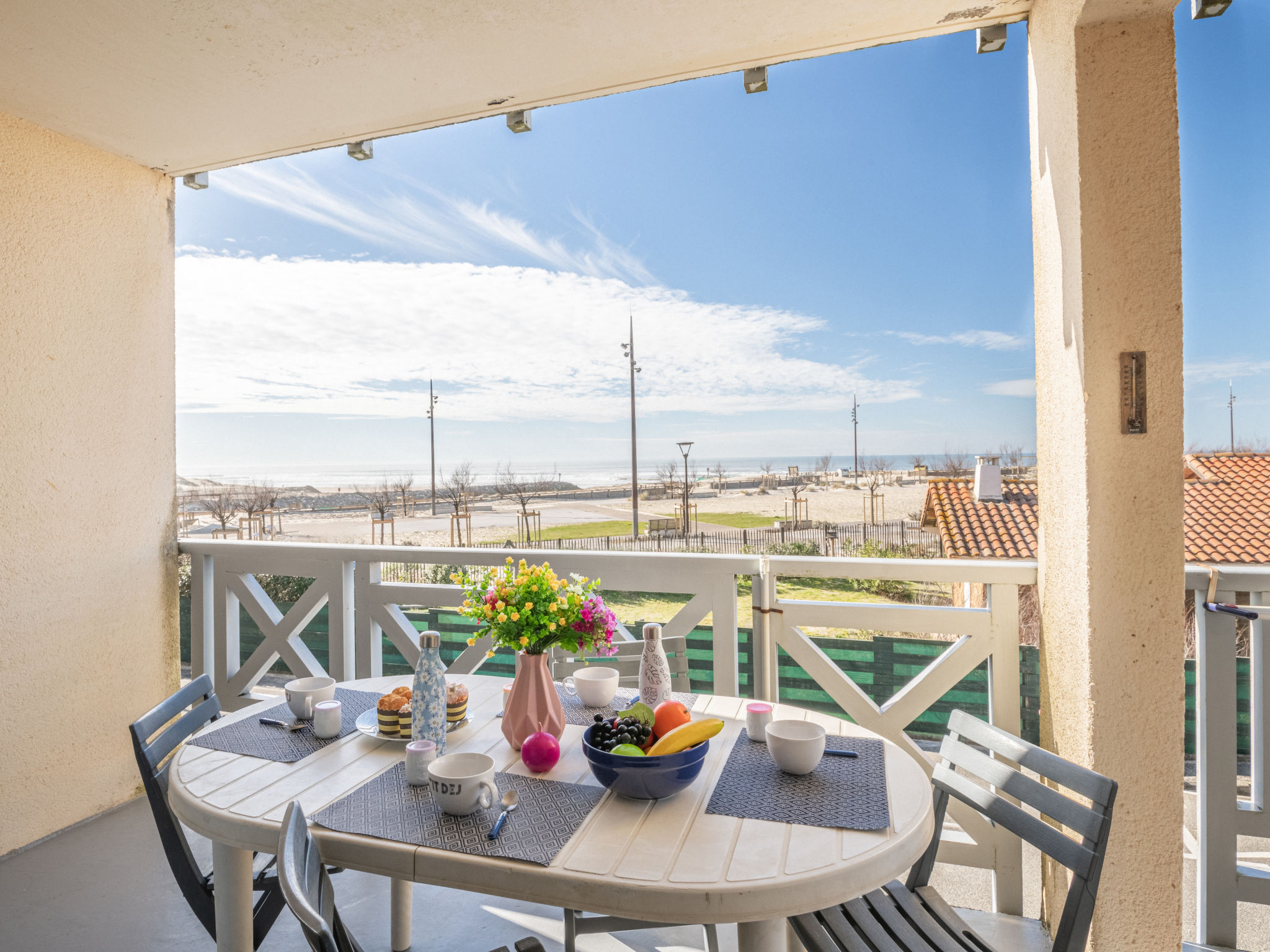"Mon oxygène", appartement 2-kamers 28 m2 op de 1e verdieping, op het zuidwesten gelegen. Mooi en modern ingericht: woonkamer met 1 divanbed (1 x 120 cm, lengte 190 cm), TV en Flatscreen TV. Uitgang ..