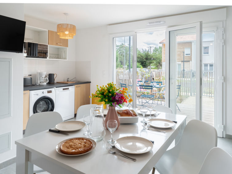 Search and Stay destination Mimizan, Nouvelle-Aquitaine - France from AU$ 224. soleil couchant I03