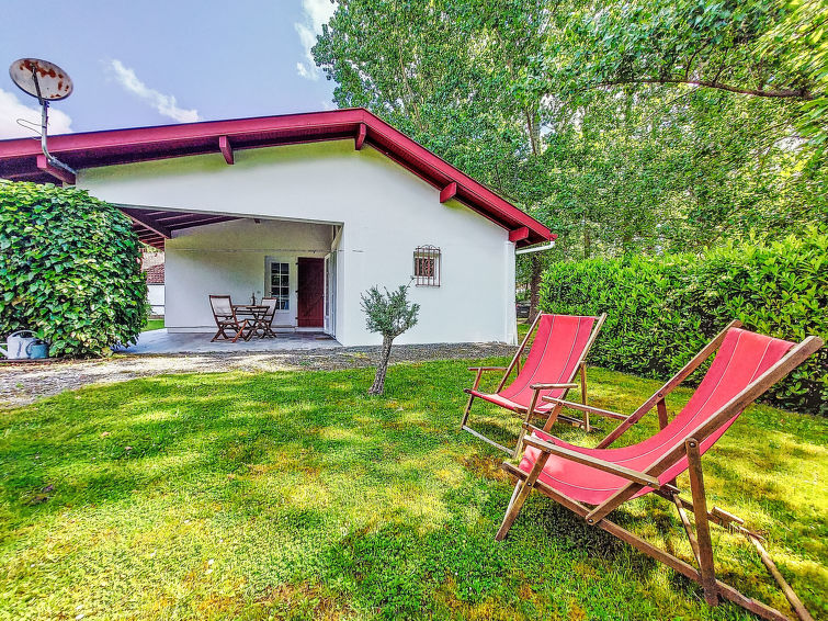 Huis 1-kamer 35 m2. Mooi ingericht: woon-/slaapkamer met 1 bed (90 cm, lengte 190 cm), 1 2-pers bed (140 cm, lengte 190 cm), TV (Flatscreen TV). Uitgang naar het terras. Keuken (2 inductiekookplaten, ..
