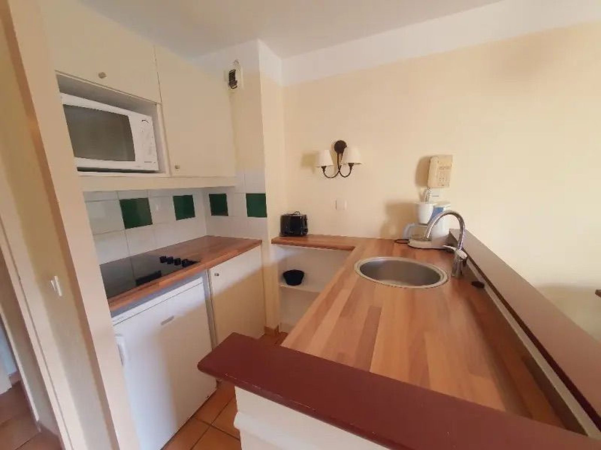 Schönes Appartment in ruhiger Lage in einer baumbestandenen Residenz mit beheiz-Dedans