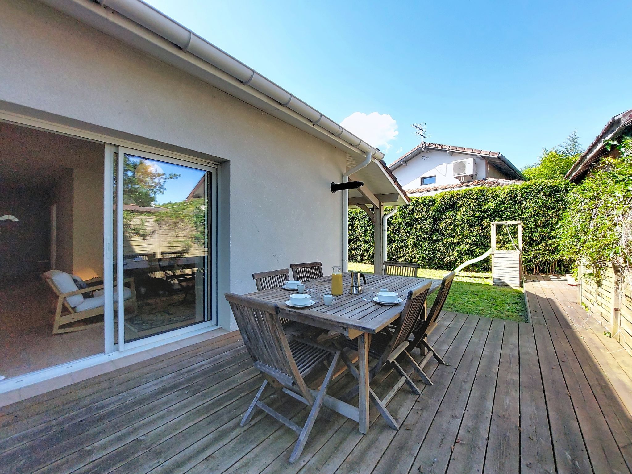 Huis in een rij 4-kamers 98 m2 op 2 verdiepingen. Comfortabel en mooi ingericht: woon-/eetkamer met zwedenkachel (alleen decoratie). Uitgang naar de tuin, naar het terras. 1 kamer met 1 2-pers bed (16..