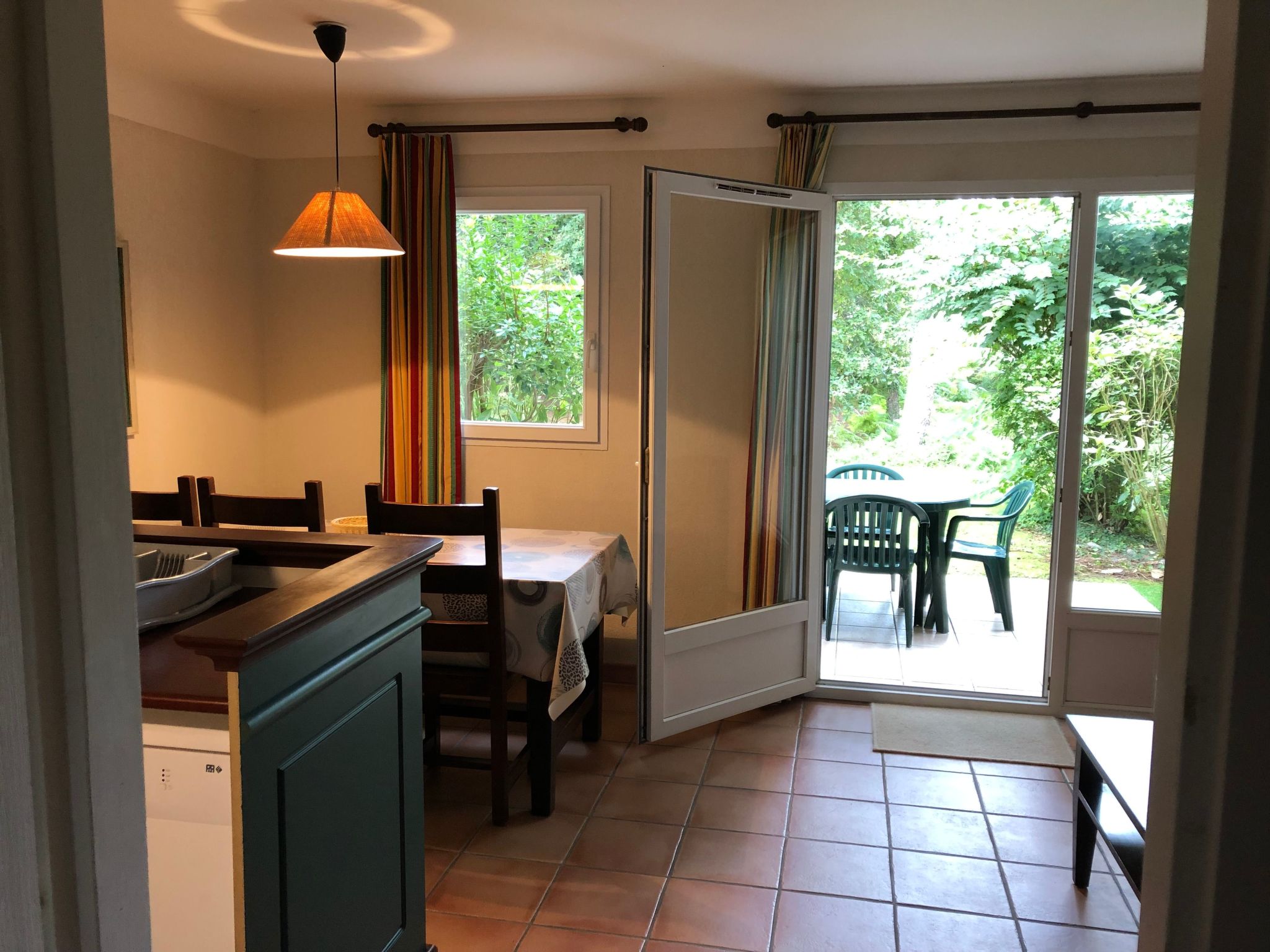 Hübsches kleines Haus in ruhiger Lage in einer baumbestandenen Residenz mit beh-Binnen