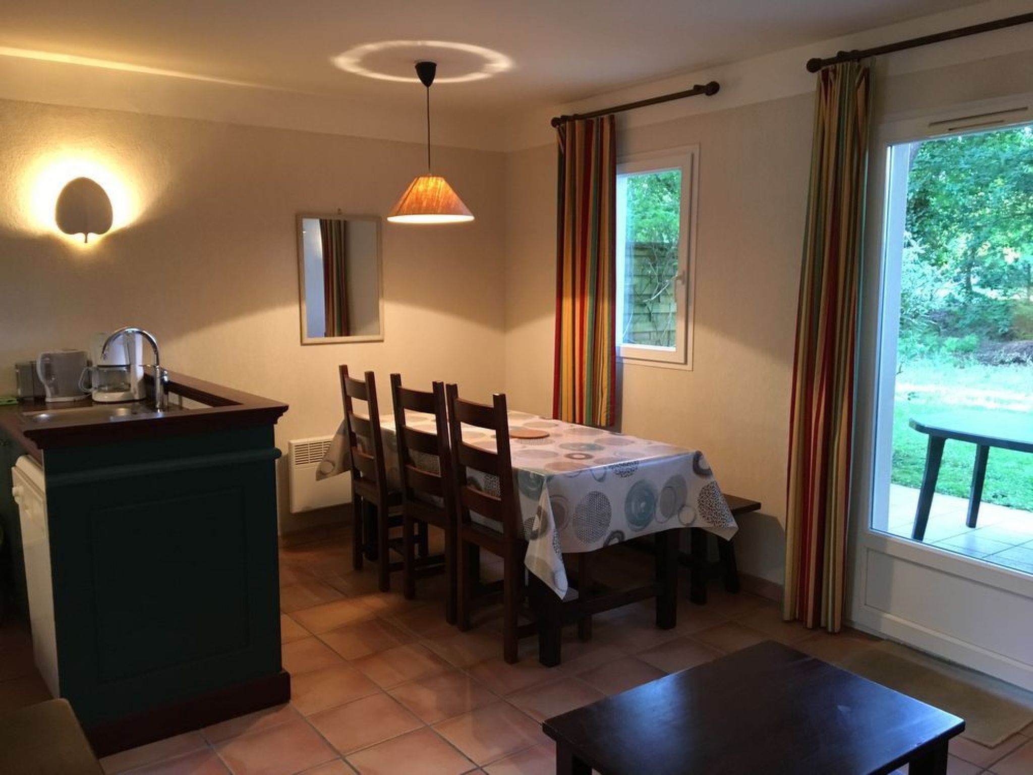 Hübsches kleines Haus in ruhiger Lage in einer baumbestandenen Residenz mit beh-Binnen