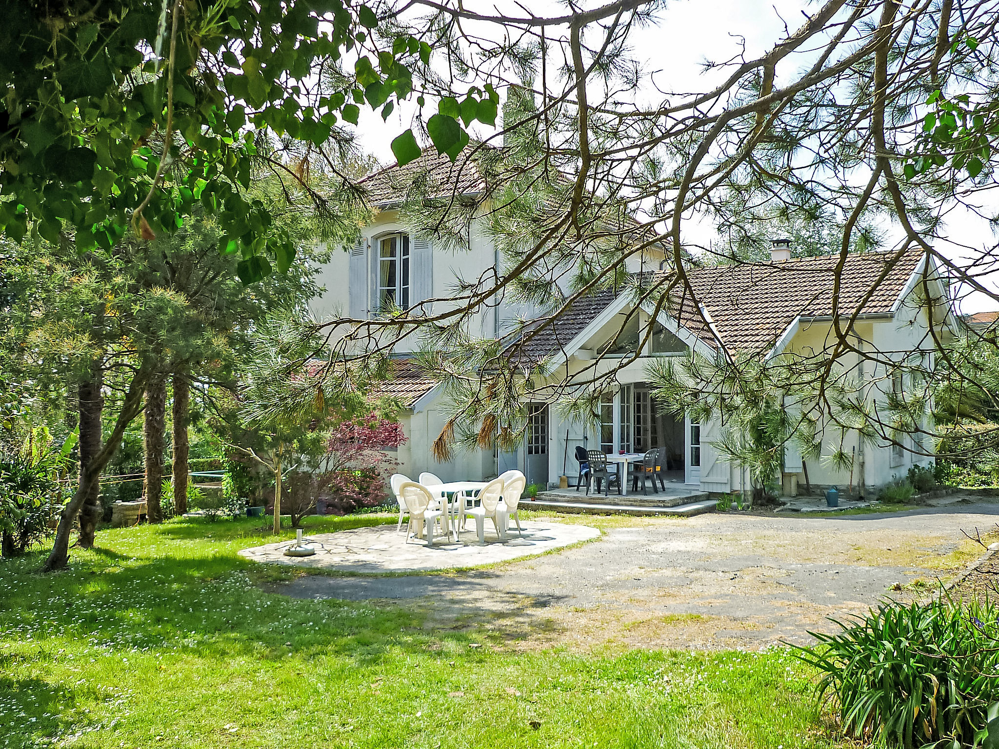 Huis 4-kamers 100 m2 op 2 verdiepingen. Woon-/eetkamer met TV. 1 kamer met 1 2-pers divanbed, douche/WC en TV. Kookhoek (4-pits kookplaat, oven, magnetron). Douche, aparte WC. Elektrische verwarming. ..