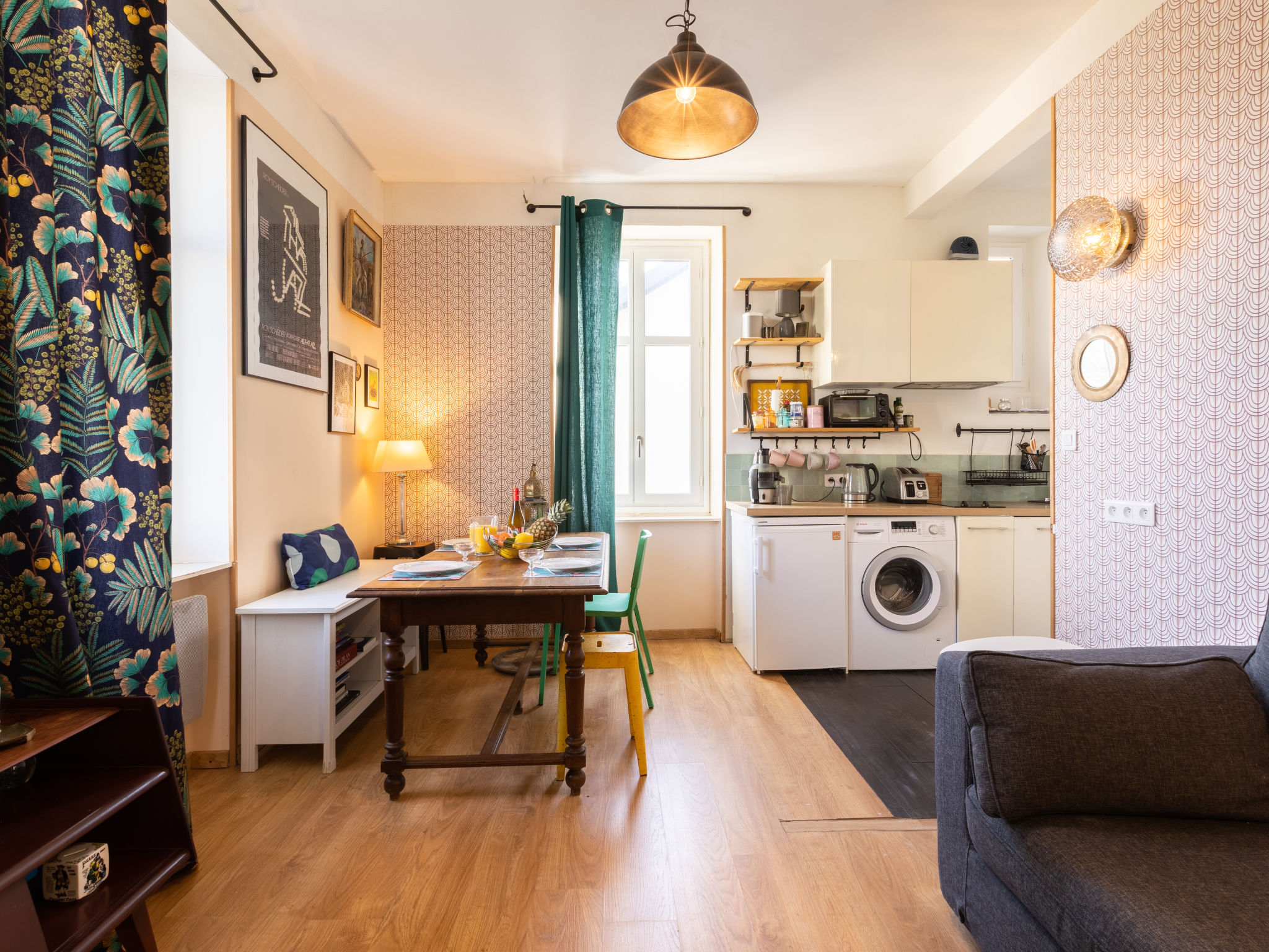 Appartement 2-kamers 35 m2 op de 1e verdieping. Comfortabel en smaakvol ingericht: woon-/eetkamer met TV (Flatscreen TV). 1 kamer met 1 2-pers bed (140 cm, lengte 190 cm). Open keuken (2 keramische gl..