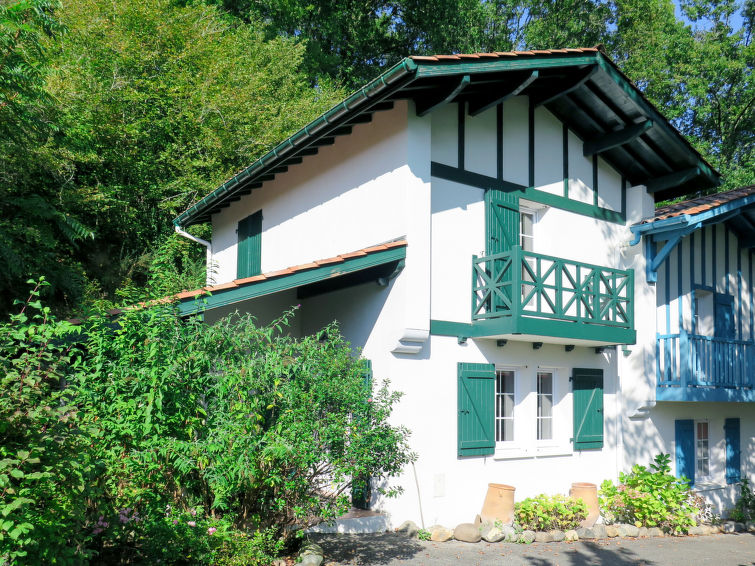 "Collines Iduki (BCL 102)", huis in een rij 4-kamers 70 m2 op 2 verdiepingen. Mooi en gezellig ingericht: woon-/slaapkamer met 1 2-pers divanbed (160 cm, lengte 200 cm), eettafel en Sat-TV. Uitgang na..