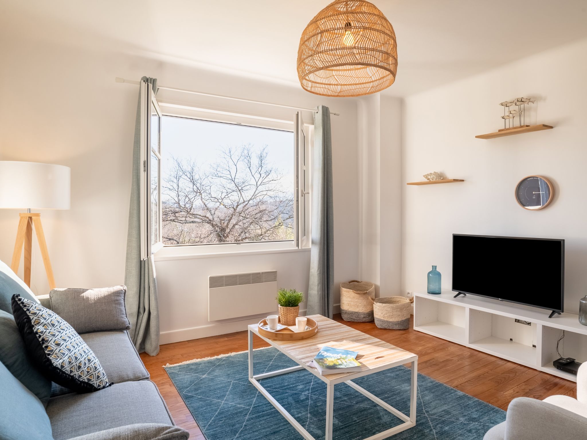 Appartement 2-kamers 50 m2 op de 1e verdieping. Volledig gerenoveerd in 2020, mooi en modern ingericht: woon-/eetkamer met TV (Flatscreen TV). 1 kamer met 1 2-pers bed (160 cm, lengte 190 cm). Open ke..