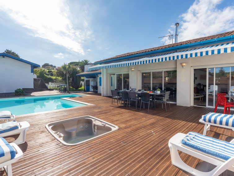 15-persoons luxe villa in Bidart met verwarmd zwembad en whirlpool in Bidart