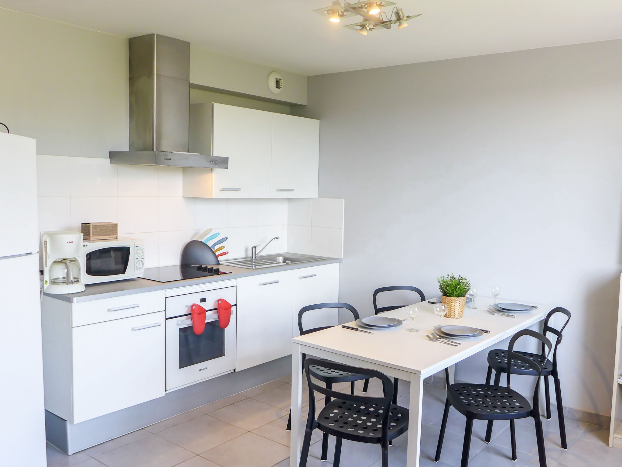 Appartement 3-kamers 55 m2, op de begane grond. Doelmatig en mooi ingericht: woon-/eetkamer met 1 divanbed (140 cm, lengte 190 cm), TV (Flatscreen TV). Uitgang naar de tuin. 1 kamer met 1 2-pers bed (..