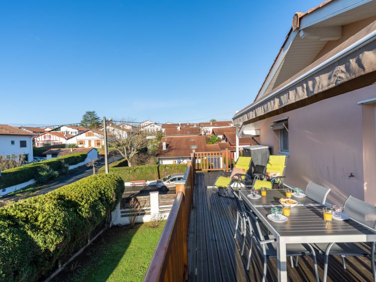 Appartement 3-kamers 70 m2 op de 1e verdieping. Doelmatig en comfortabel ingericht: woon-/eetkamer met TV (Flatscreen TV), elektrische verwarming. Uitgang naar het terras. 2 kamers, elke kamer heeft 1..