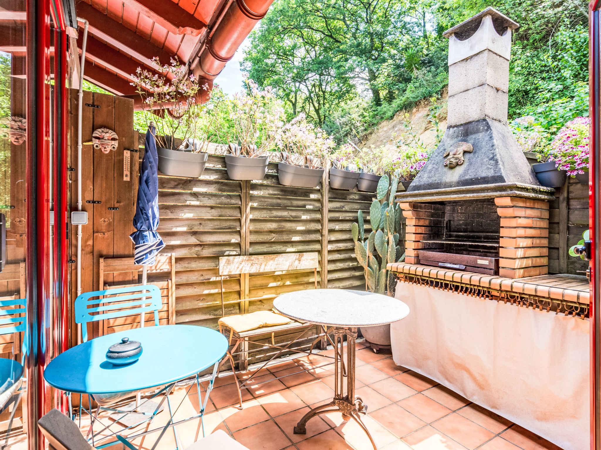 "Arrounz", appartement 3-kamers 50 m2. Eenvoudig en comfortabel ingericht: kleine, Erker met TV en Flatscreen TV. Uitgang naar het terras. 1 kamer met 1 2-pers bed (140 cm, lengte 200 cm). Open keuken..