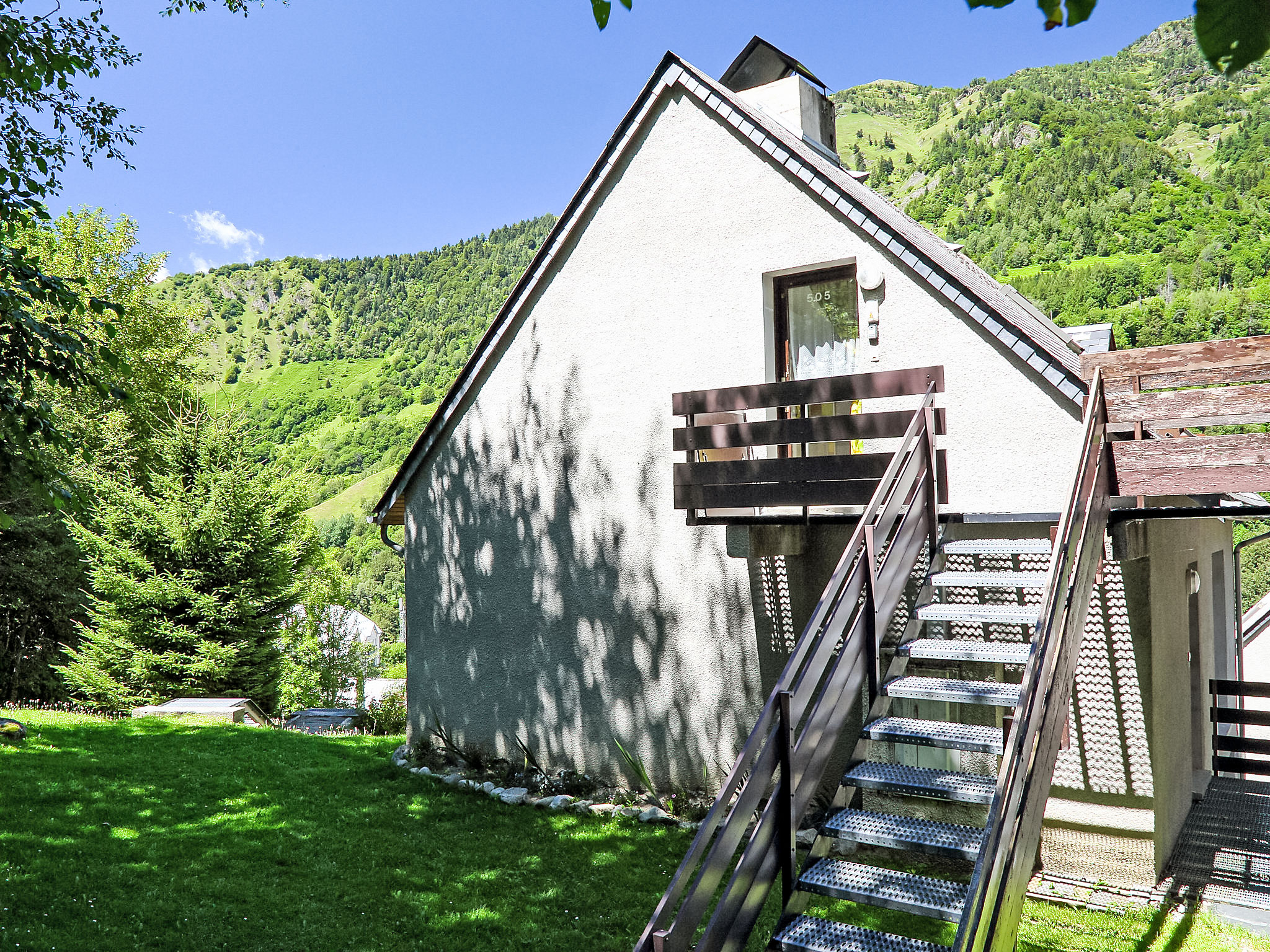 Appartement 2-kamers 38 m2 op de 1e verdieping. Doelmatig ingericht: woon-/eetkamer, met afgeschuinde daken met TV. 1 kamer met afgeschuinde daken met 1 2-pers bed (140 cm, lengte 190 cm). Slaapnis me..
