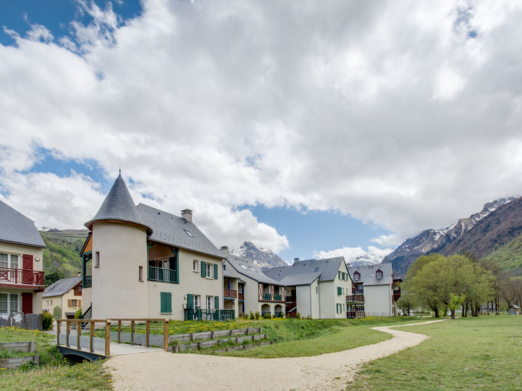 "Jardins de Balnéa 2 pièces 6 pers.", appartement 2-kamers 40 m2. Doelmatig en comfortabel ingericht: woon-/slaapkamer met 1 2-pers divanbed en TV. 1 kamer met 2 bedden. Slaapnis met 1 x 2 stapelbed..