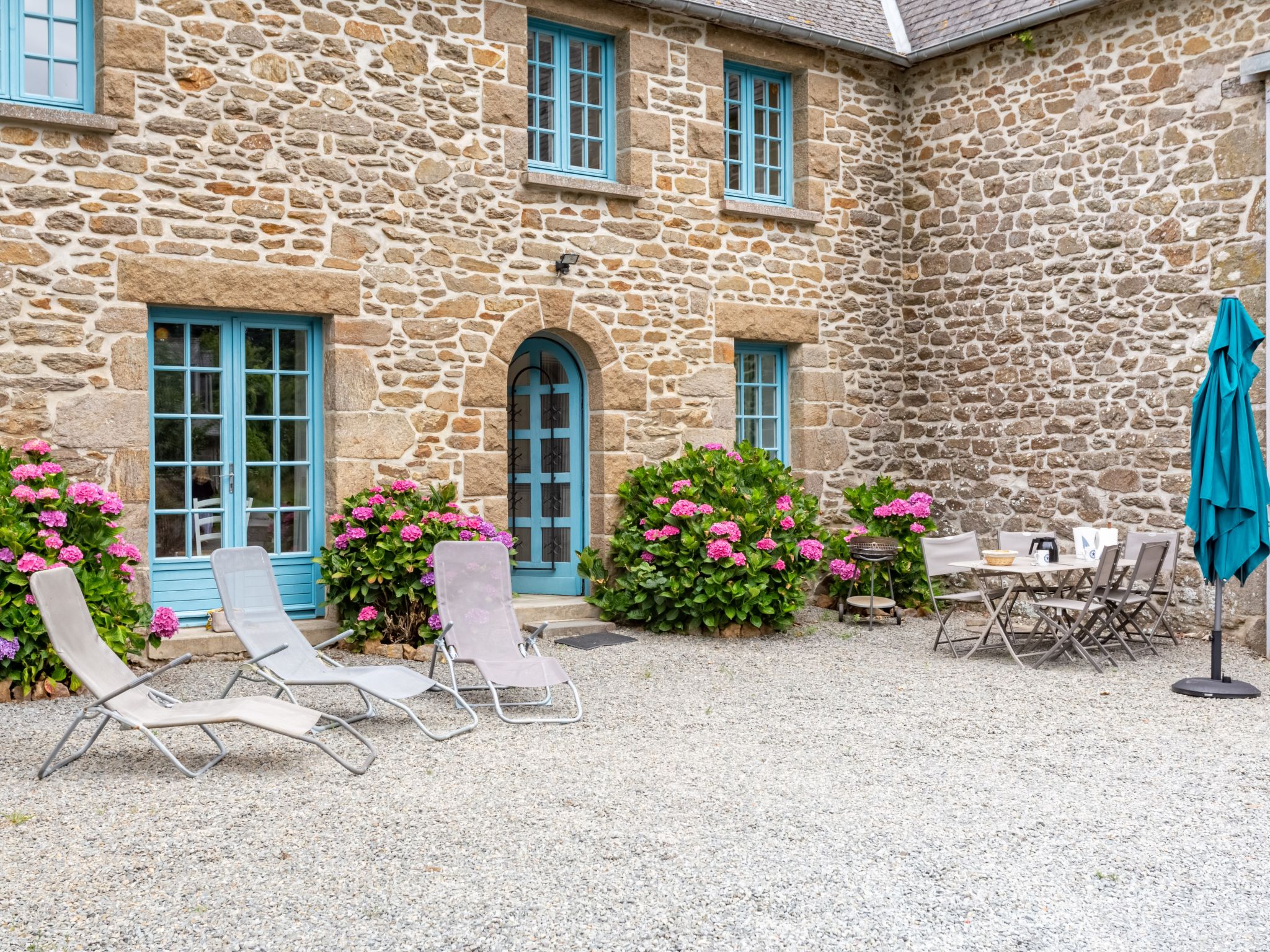 "La Vallée", huis in een rij 3-kamers 55 m2 op 2 verdiepingen. Doelmatig en comfortabel ingericht: kleine woon-/eetkamer met TV en Flatscreen TV. Keuken (oven, afwasmachine, 4 keramische glas kookpla..
