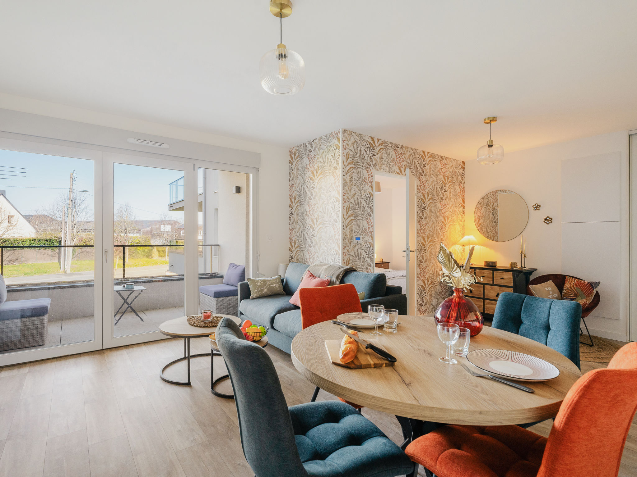 Appartement 2-kamers 50 m2 op de 1e verdieping. Comfortabel en smaakvol ingericht: woon-/eetkamer met TV (Flatscreen TV). Uitgang naar het balkon. 1 kamer met 1 2-pers bed (1 x 140 cm, lengte 190 cm)...