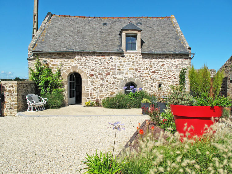 "Les Quatrevais (ALE104)", huis 3-kamers 75 m2 op 2 verdiepingen. Comfortabel en mooi ingericht: woon-/eetkamer met eettafel en Sat-TV (Flatscreen TV). Uitgang naar het terras. Open keuken (oven, afwa..