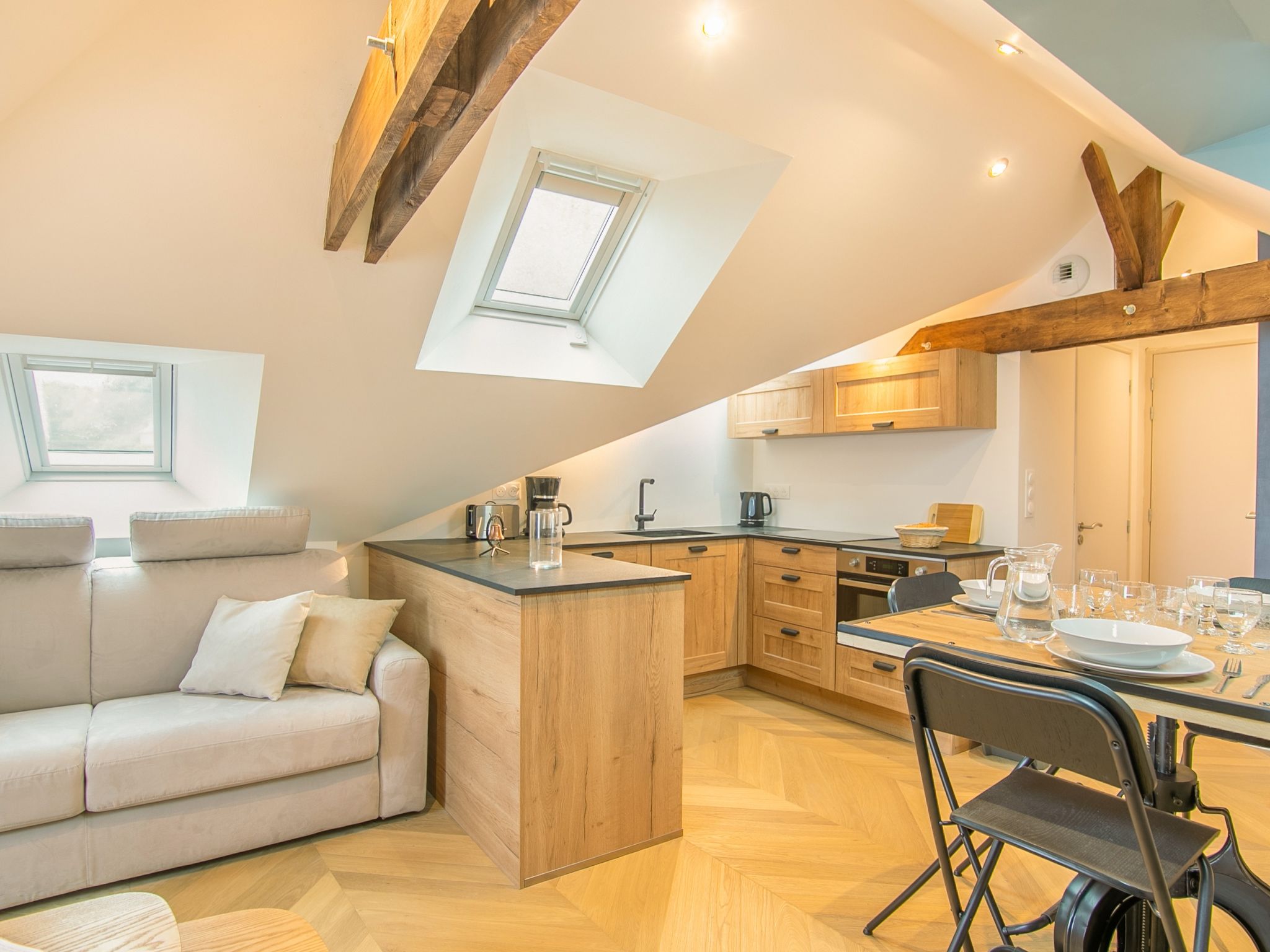 "Le point du jour 2", dakappartement 2-kamers 40 m2 op de 2e verdieping. Comfortabel en modern ingericht: groot woon-/eetkamer, hoogte van het plafond 160 - 175 cm met 1 divanbed (90 cm, lengte 190 cm..