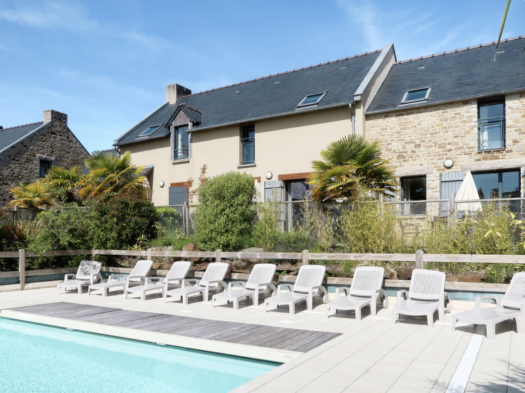 "Les Hauts de la Houle 24", appartement 2-kamers 30 m2. Mooi en gezellig ingericht: woon-/slaapkamer met 1 2-pers divanbed, eettafel en TV. Uitgang naar het balkon, naar het terras. 1 kamer met 1 2-pe..