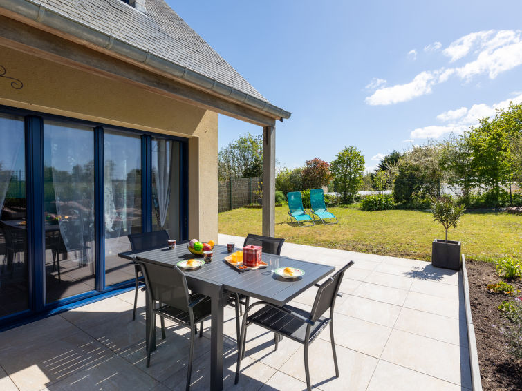 Huis in een rij 3-kamers 85 m2 op 2 verdiepingen. Licht, gerenoveerd, comfortabel en smaakvol ingericht: groot woon-/eetkamer met TV (Flatscreen TV). Uitgang naar de tuin, naar het terras. Open keuken..
