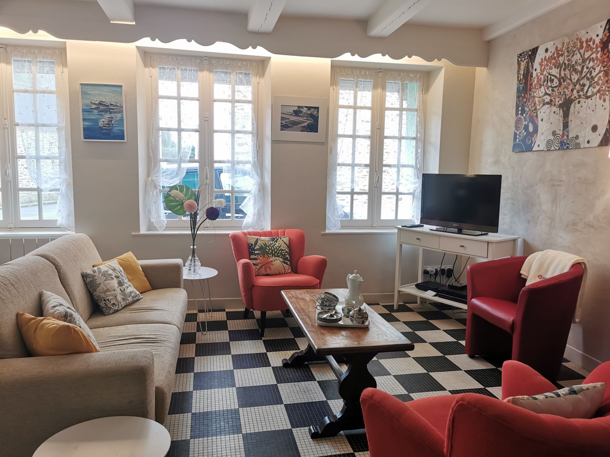"La Congrière", huis in een rij 3-kamers 100 m2 op 2 verdiepingen. Ruim, comfortabel en rustiek ingericht: groot salon met 1 2-pers divanbed (1 x 140 cm, lengte 190 cm), Flatscreen TV. Groot woonkeuk..