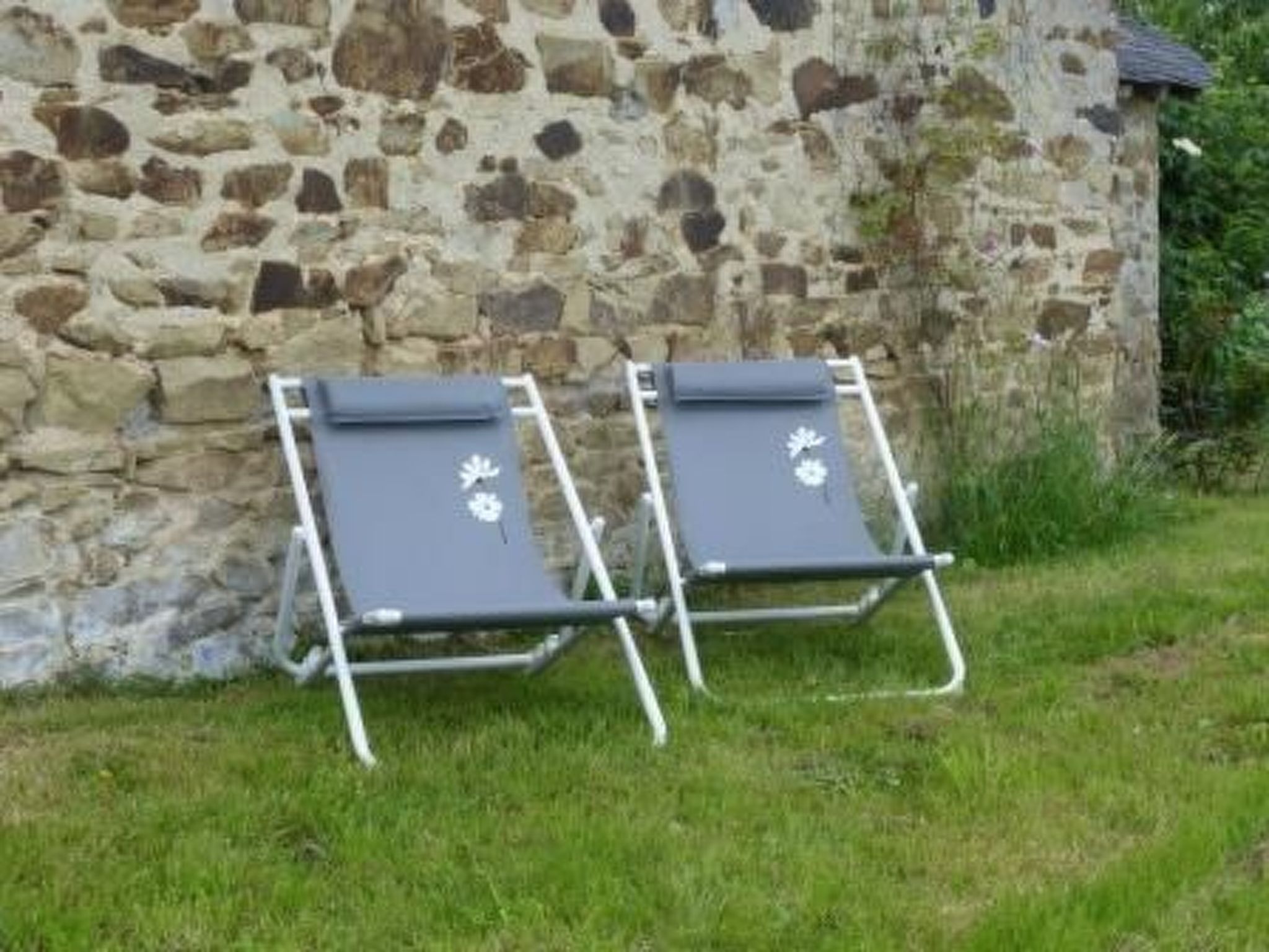 Gemütliches Steinhaus mit toller Sonnenterrasse inmitten von Feldern und Wiesen-Draußen