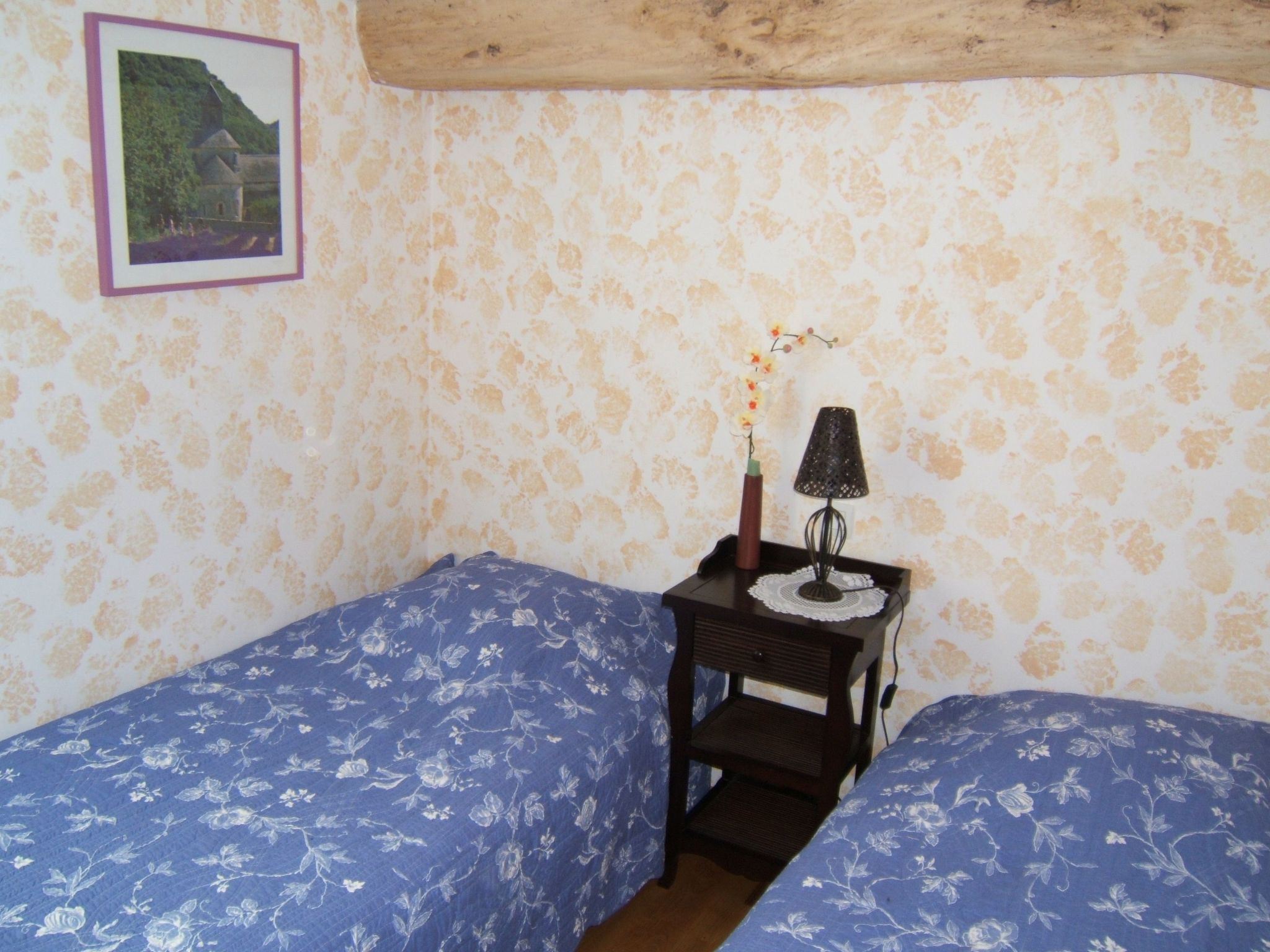 Kleines Gästezimmer mit zwei Einzelbetten - Drinnen