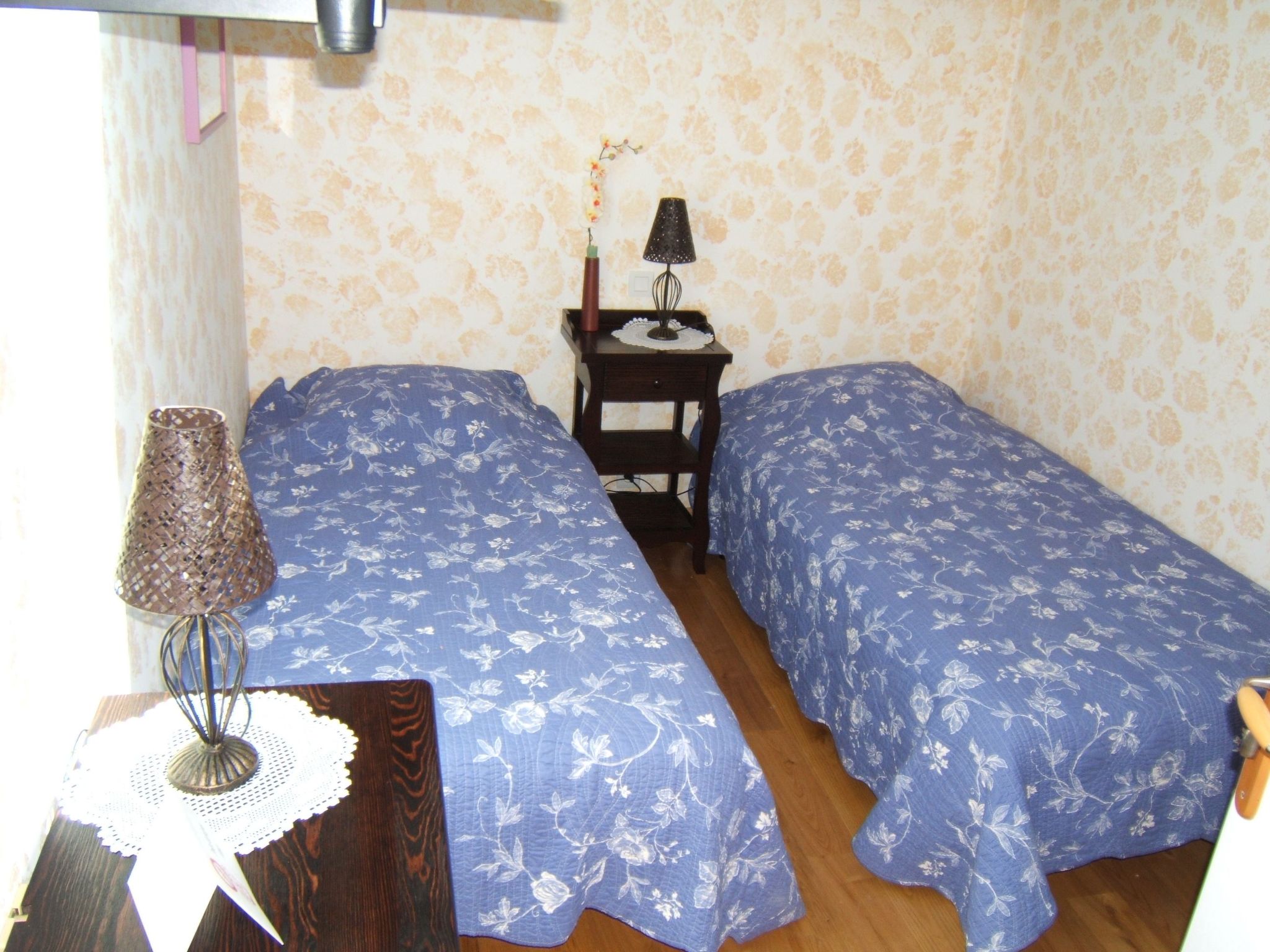 Kleines Gästezimmer mit zwei Einzelbetten - Image-tags.info