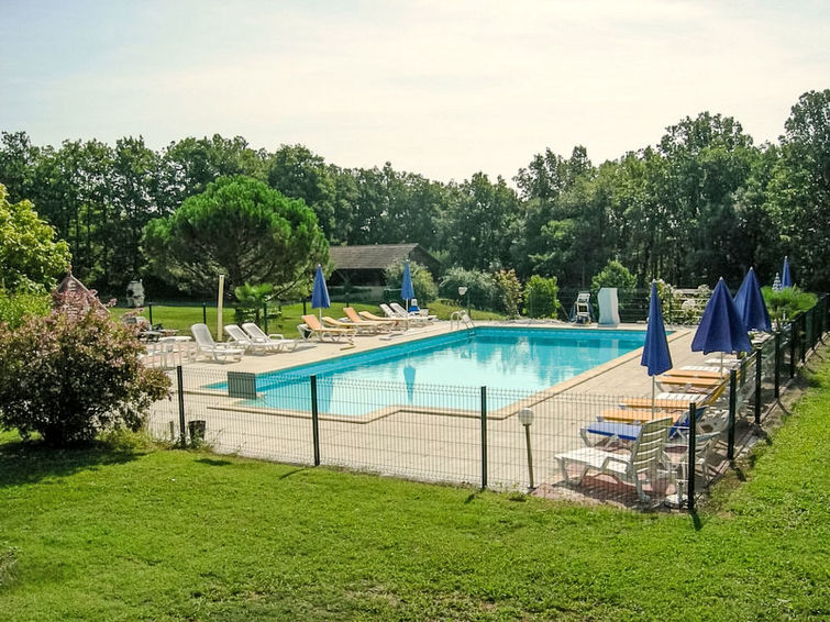 "Le Cazelle", huis in een rij 2-kamers 55 m2. Eenvoudig en mooi ingericht: woon-/eetkamer met eettafel en TV (Flatscreen TV). Uitgang naar het terras. 1 kamer met 1 2-pers bed (140 cm, lengte 190 cm)...